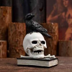estatua decorativa de estilo góticoun cuervo negro posado sobre una calavera